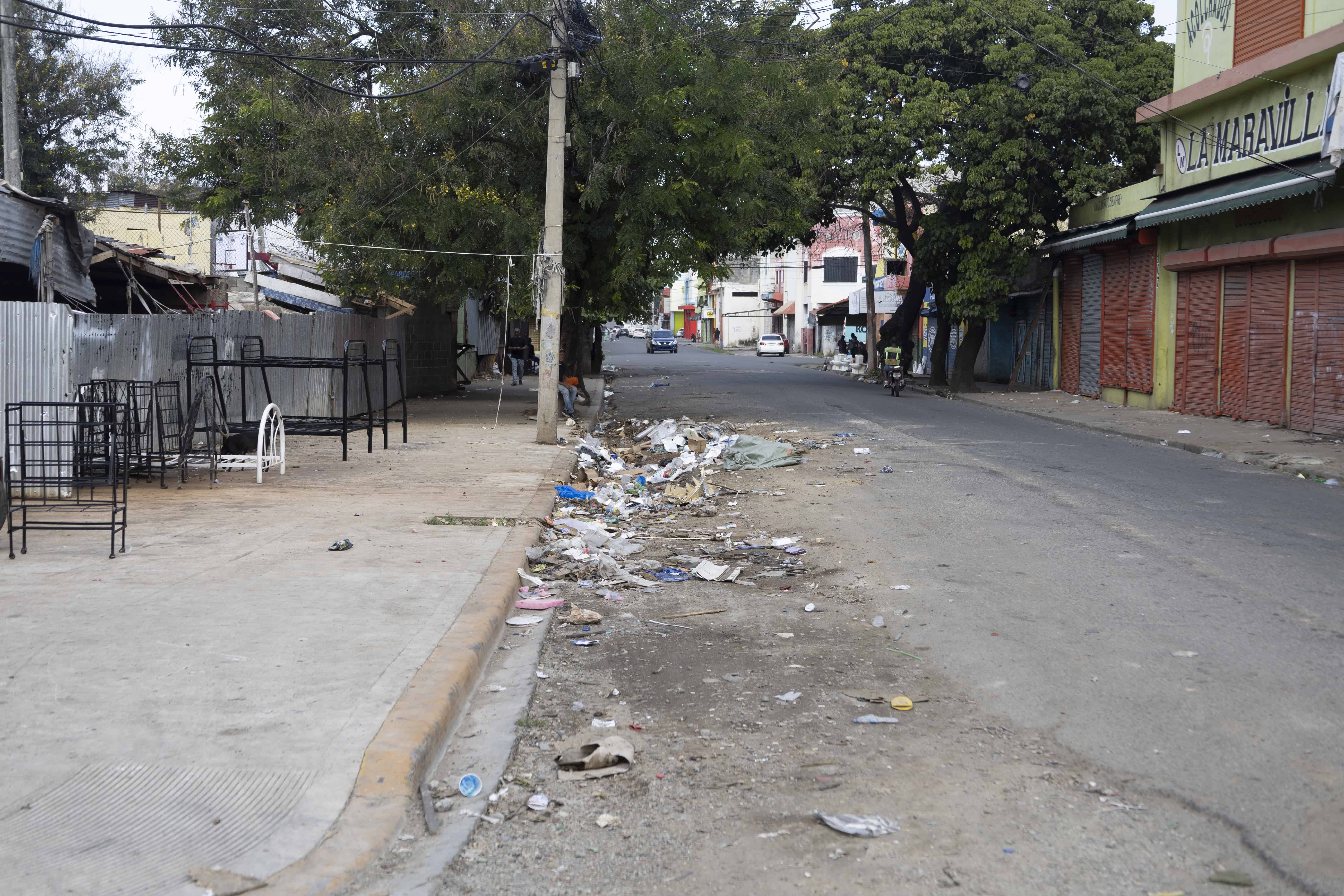 Esta intersección formada por las calles Hermanos Pinzón con Fedrico Velázquez, siempre tiene mucha bausra, pero así estaba este domingo.