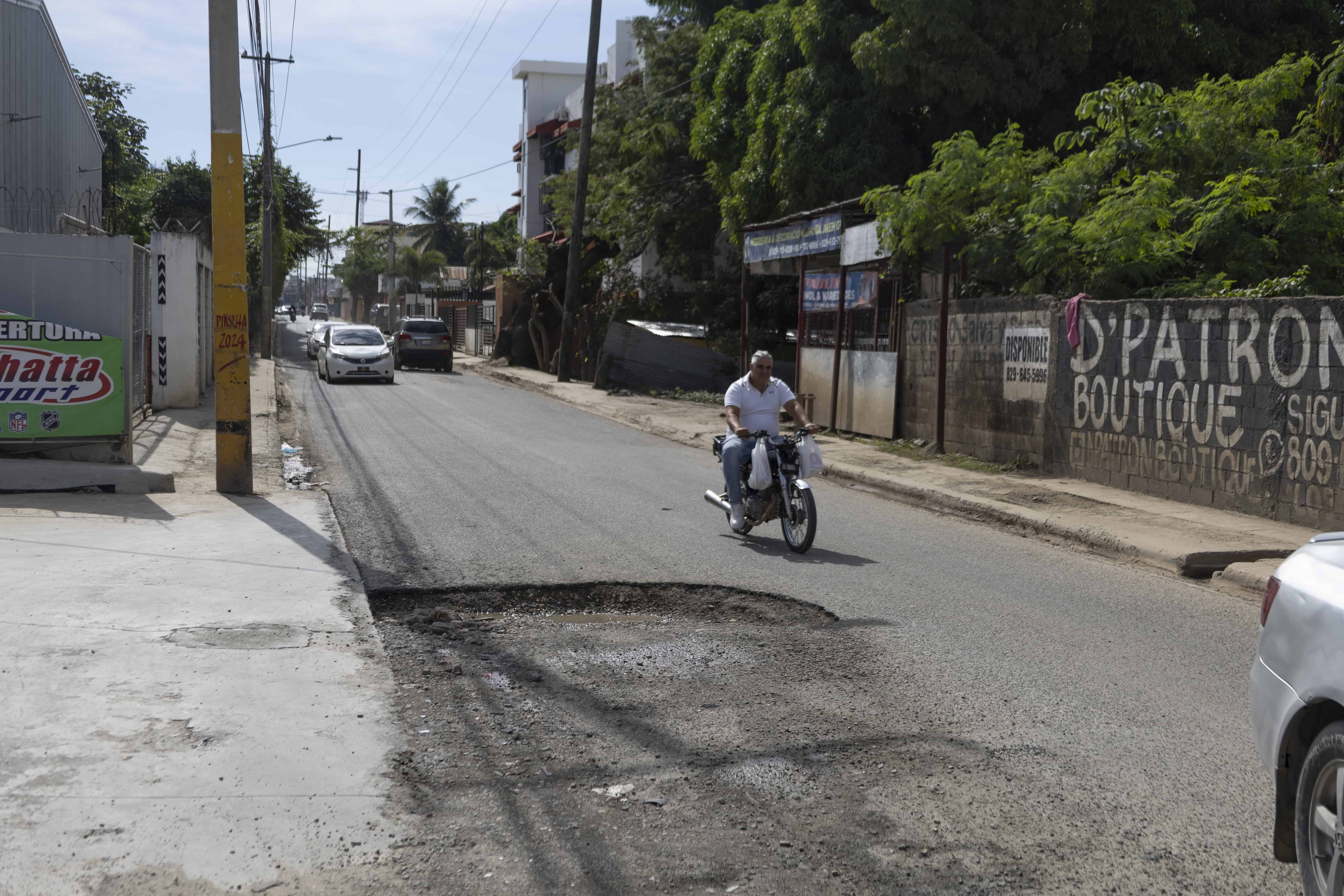Los veh&iacute;culos se da&ntilde;an al impactar en los profundos hoyos.