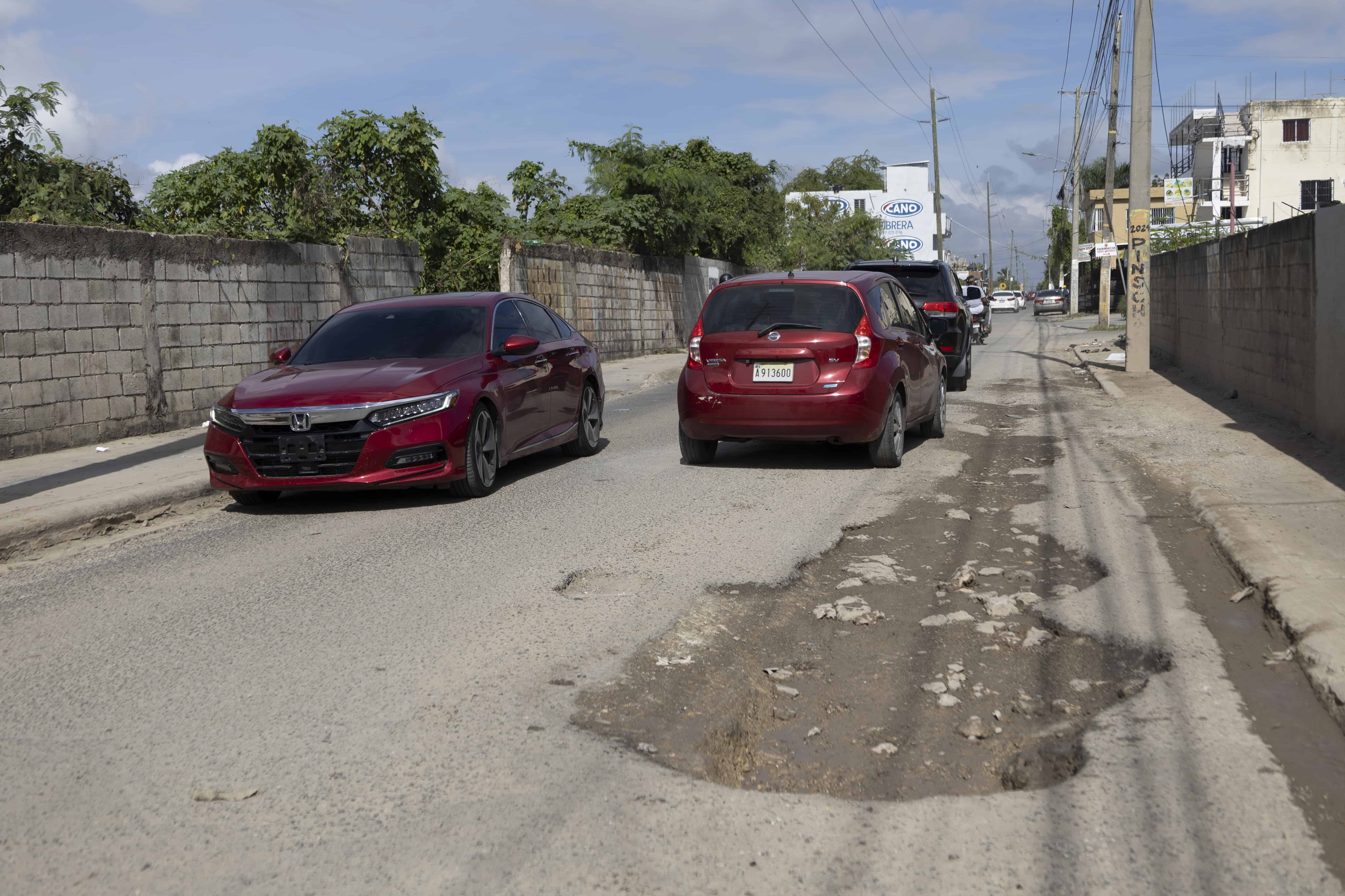Los hoyos abundan en casi todo el trayecto de La Avanzada.