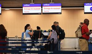 La odisea de pasajeros en el AILA para lograr vuelos tras cancelaciones por captura de Maduro