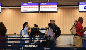 La odisea de pasajeros en el AILA para lograr vuelos tras cancelaciones por captura de Maduro