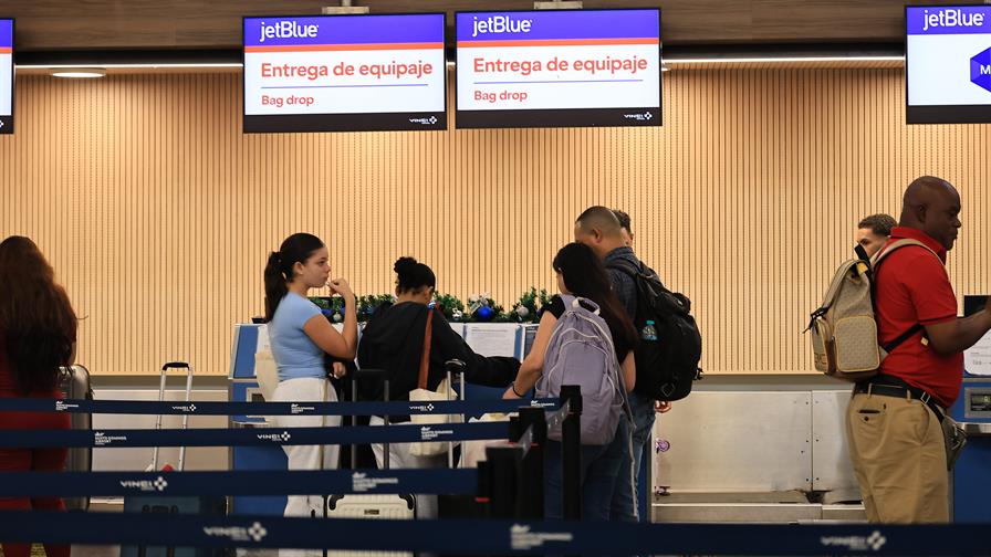 La odisea de pasajeros en el AILA para lograr vuelos tras cancelaciones por captura de Maduro