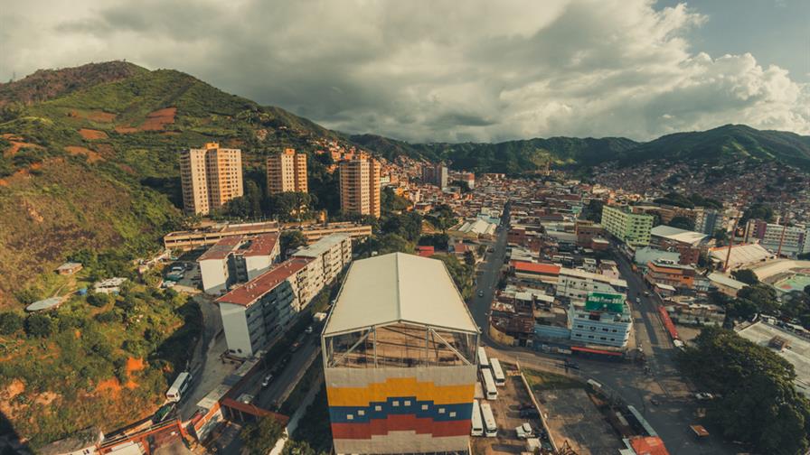 Venezolanos acuden a tiendas para abastecerse en medio de incertidumbre tras reportes sobre Maduro