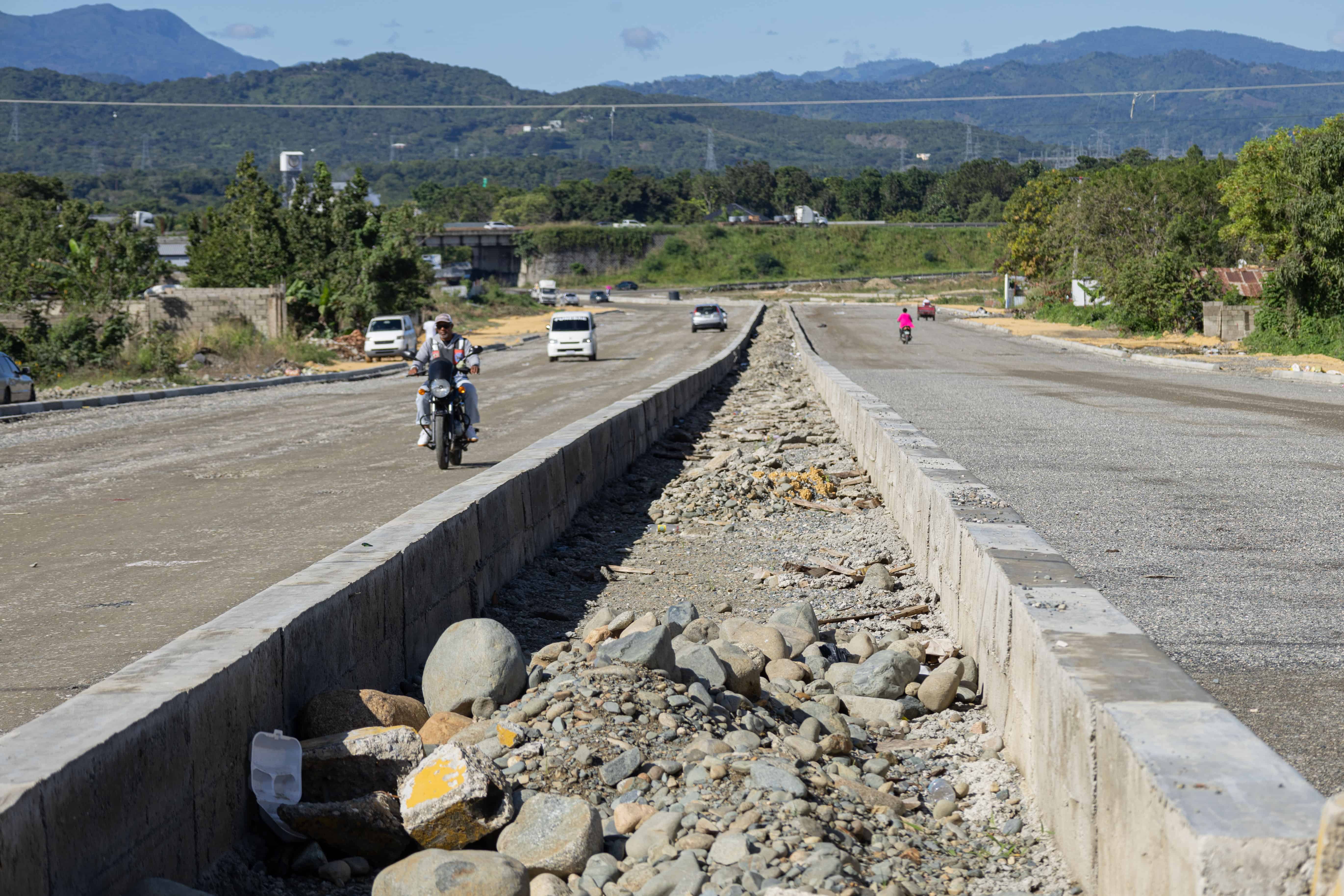 El inicio de la Circunvalación de Los Alcarrizos, donde de une con la Circunvalación de Santo Domingo, ya se separaron las direcciones de la vía.