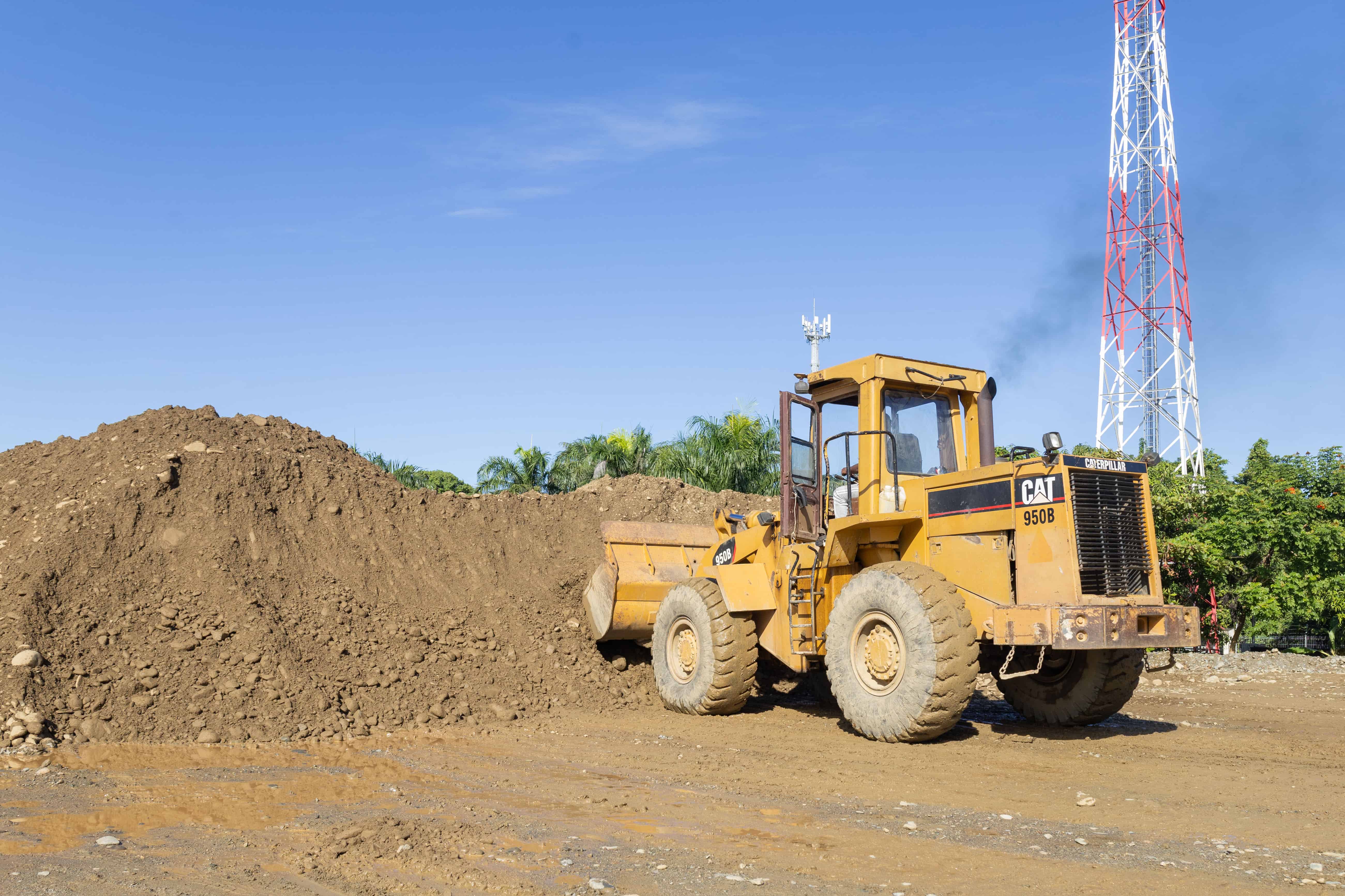 En la Circunvalación de Los Alcarrizos hay material de rellenos para el asfaltado.