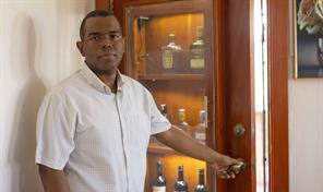 El ingeniero que patent&oacute; una puerta con vinera para optimizar espacios reducidos