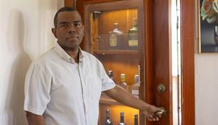 El ingeniero que patent&oacute; una puerta con vinera para optimizar espacios reducidos