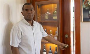 El ingeniero que patent&oacute; una puerta con vinera para optimizar espacios reducidos