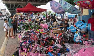 Padres mantienen tradici&oacute;n del D&iacute;a de Reyes pese a altos precios de los juguetes