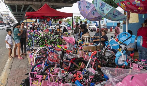 Padres mantienen tradici&oacute;n del D&iacute;a de Reyes pese a altos precios de los juguetes