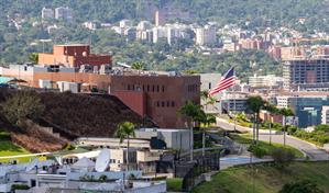 Estados Unidos eval&uacute;a reabrir su embajada en Caracas
