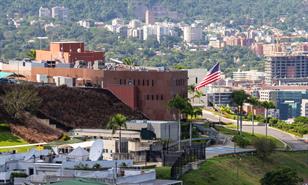 Estados Unidos eval&uacute;a reabrir su embajada en Caracas