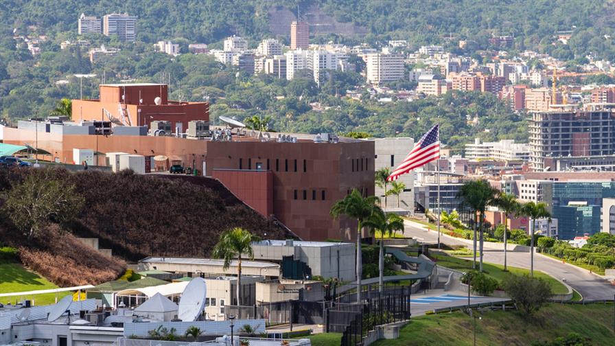 Estados Unidos eval&uacute;a reabrir su embajada en Caracas