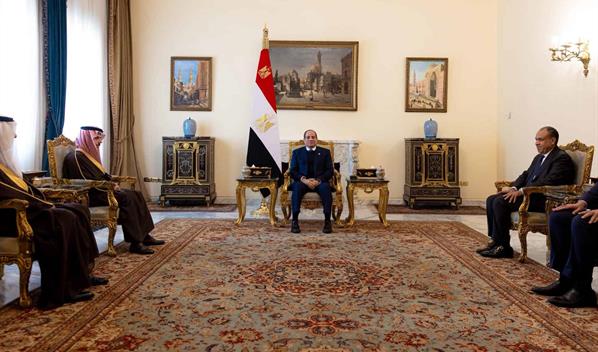 Arabia Saud&iacute; coordina con Egipto respuesta a conflictos en Gaza, Somalia y el Yemen