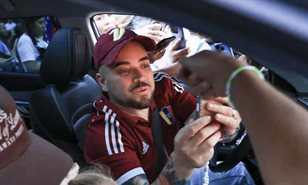 Nacho se une a venezolanos en Rep&uacute;blica Dominicana para celebrar captura de Nicol&aacute;s Maduro