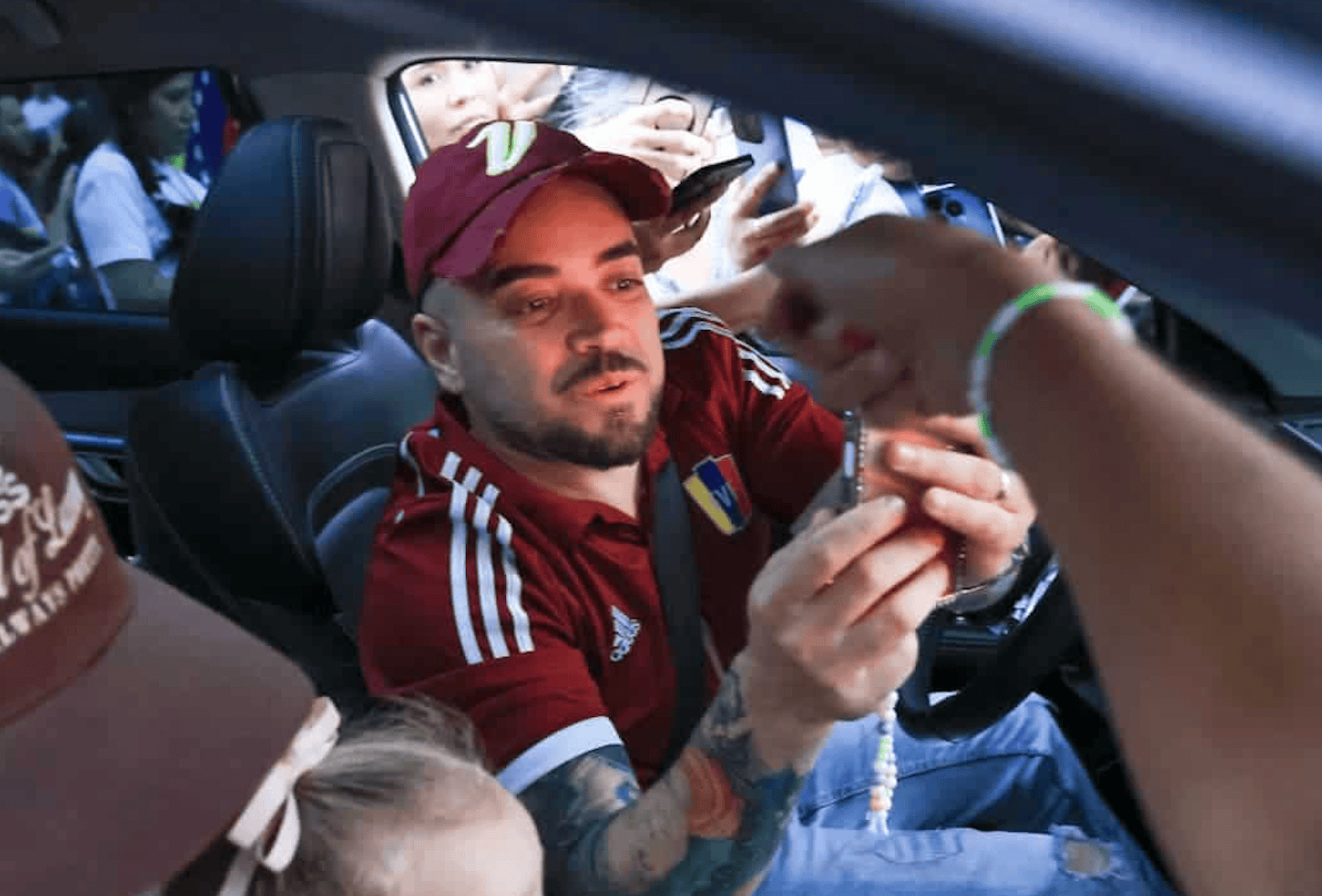 Nacho se une a venezolanos en Rep&uacute;blica Dominicana para celebrar captura de Nicol&aacute;s Maduro