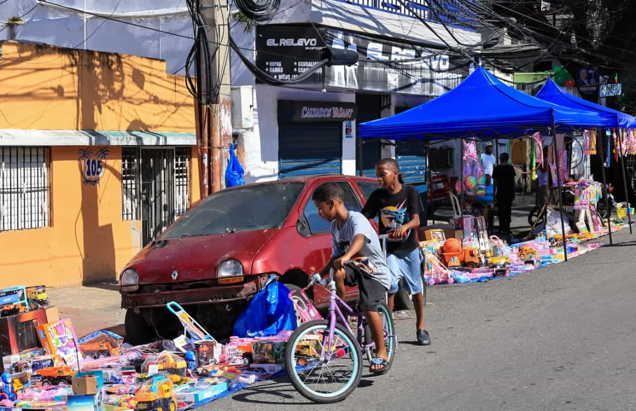 Dos niños observan un puesto de venta de juguetes en uno de los barrios capitalinos.
