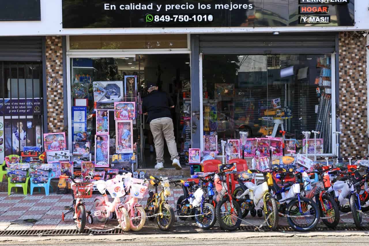 Un puesto de venta de juguetes en el Gran Santo Domingo este lunes 5 de enero, un día antes del Día de Reyes.