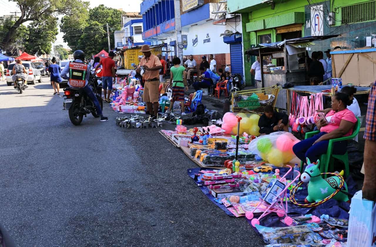 Pocos compradores fueron vistos en los puestos de ventas de juguetes en el Gran Santo Domingo.