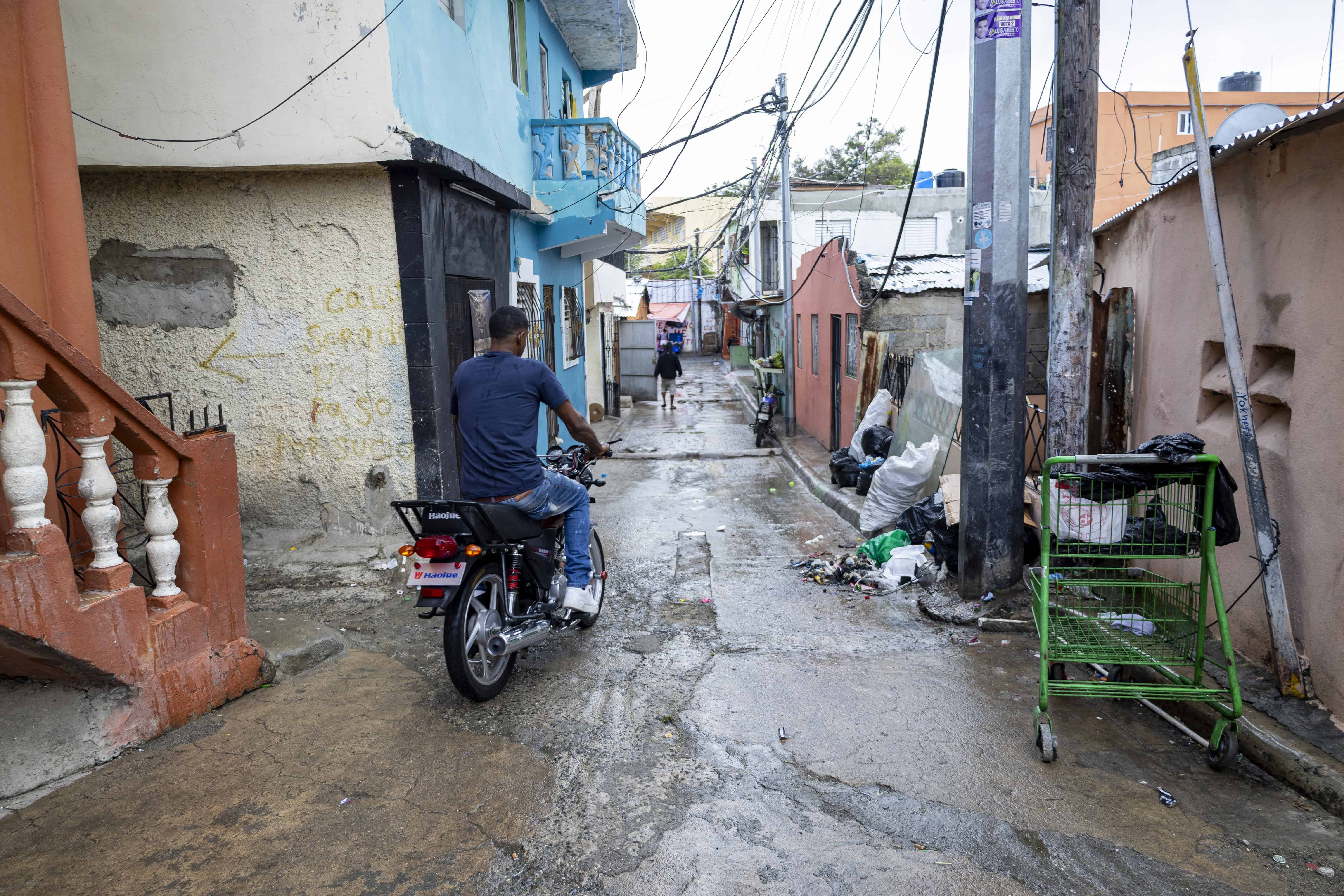 Vecinos dicen que el camión de la basura casi no va al barrio.