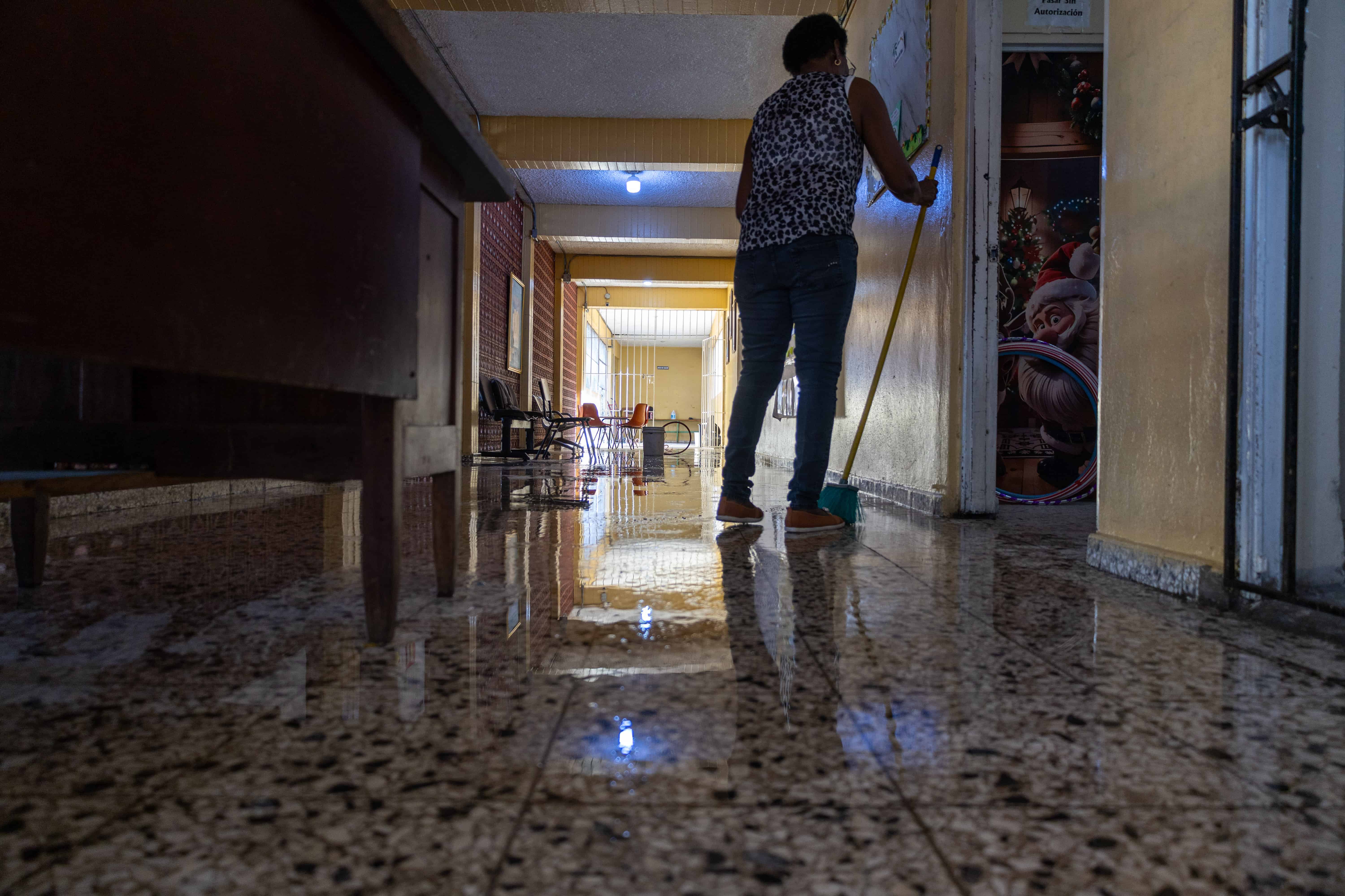 Personal de limpieza del centro trabajando en la organización e higiene de las instalaciones.