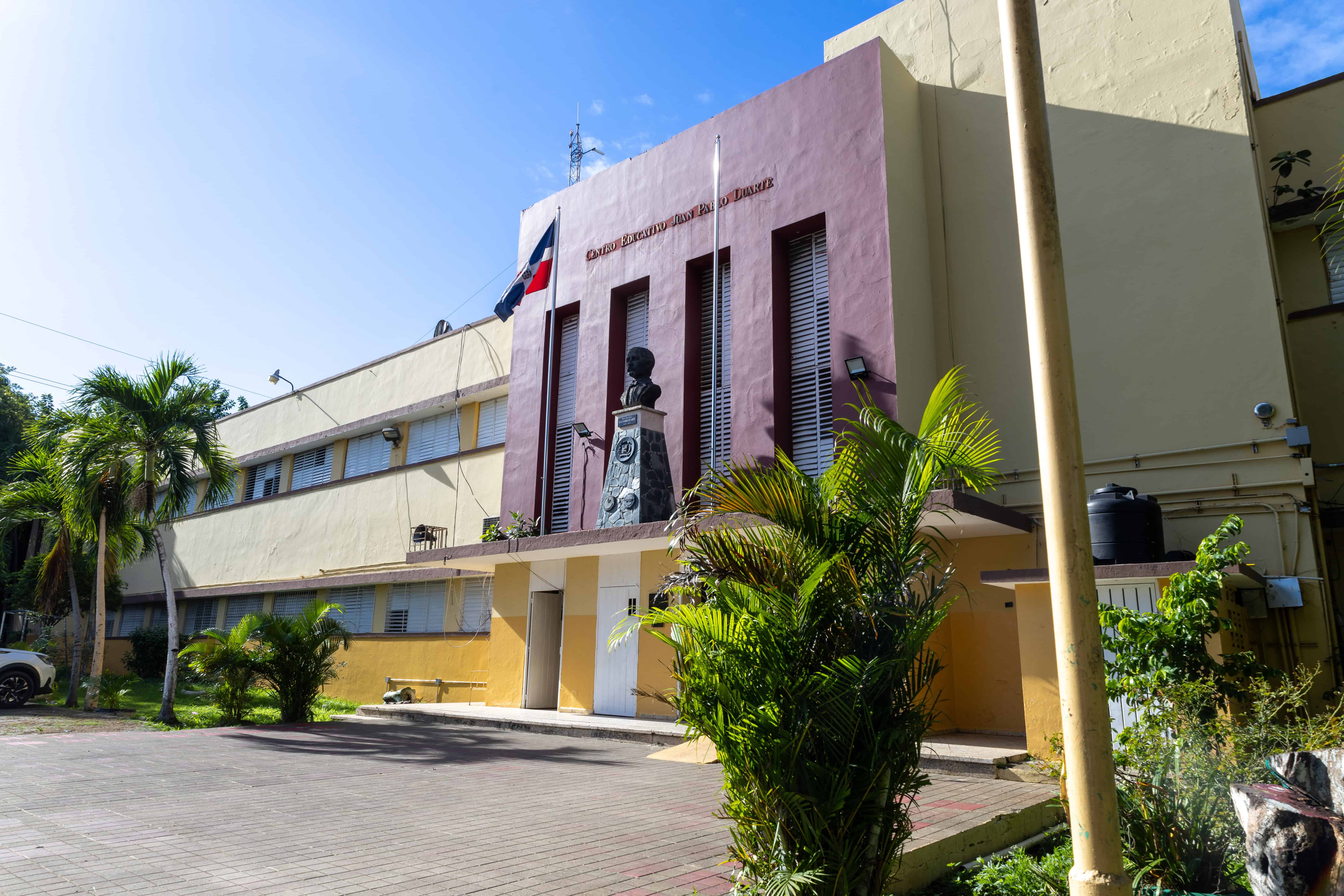 Fachada del Liceo Juan Pablo Duarte, uno de los centros afectados por la baja asistencia en el reinicio de clases.