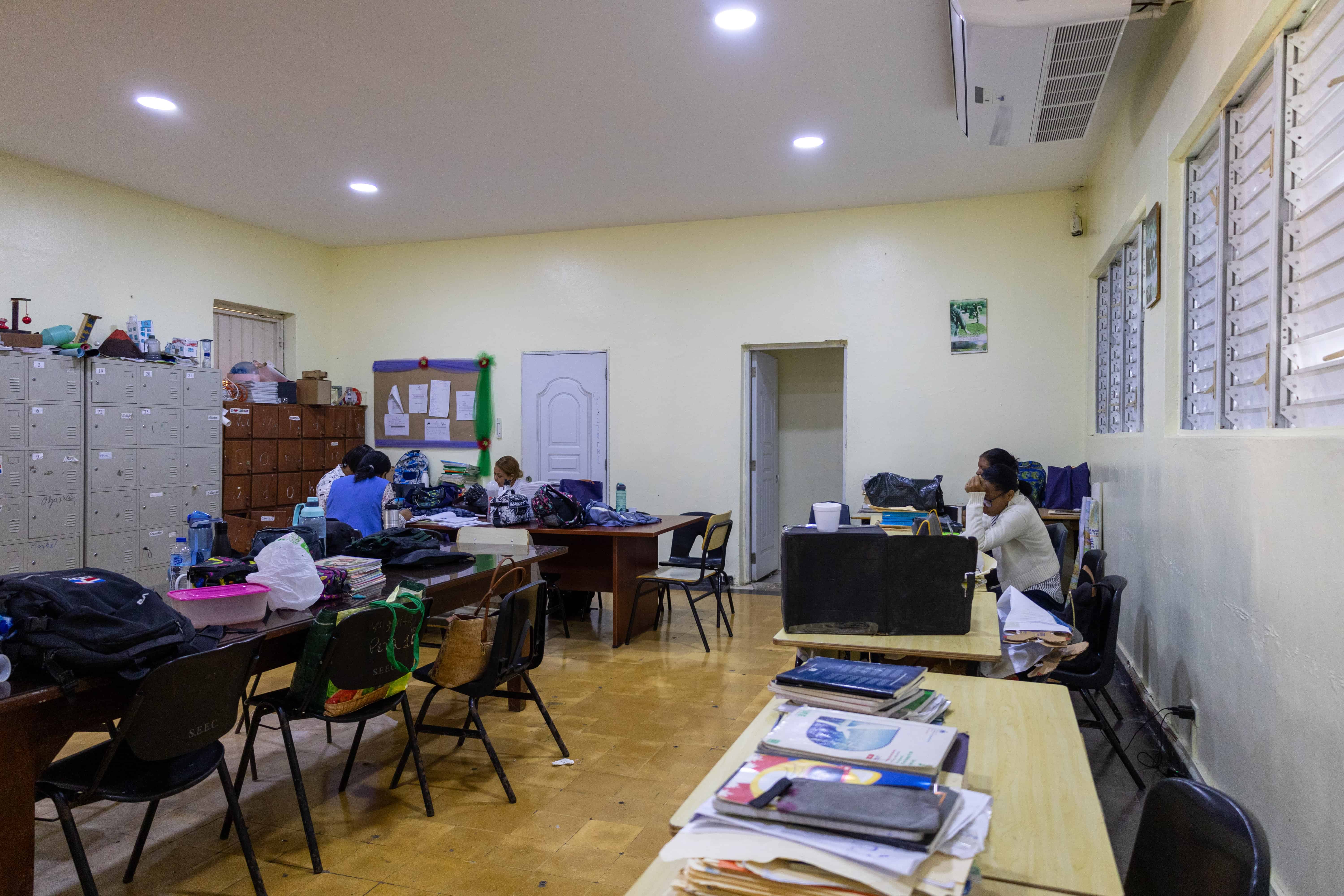 Docentes presentes en una de las aulas del Liceo Juan Pablo Duarte, a pesar de la baja asistencia estudiantil.
