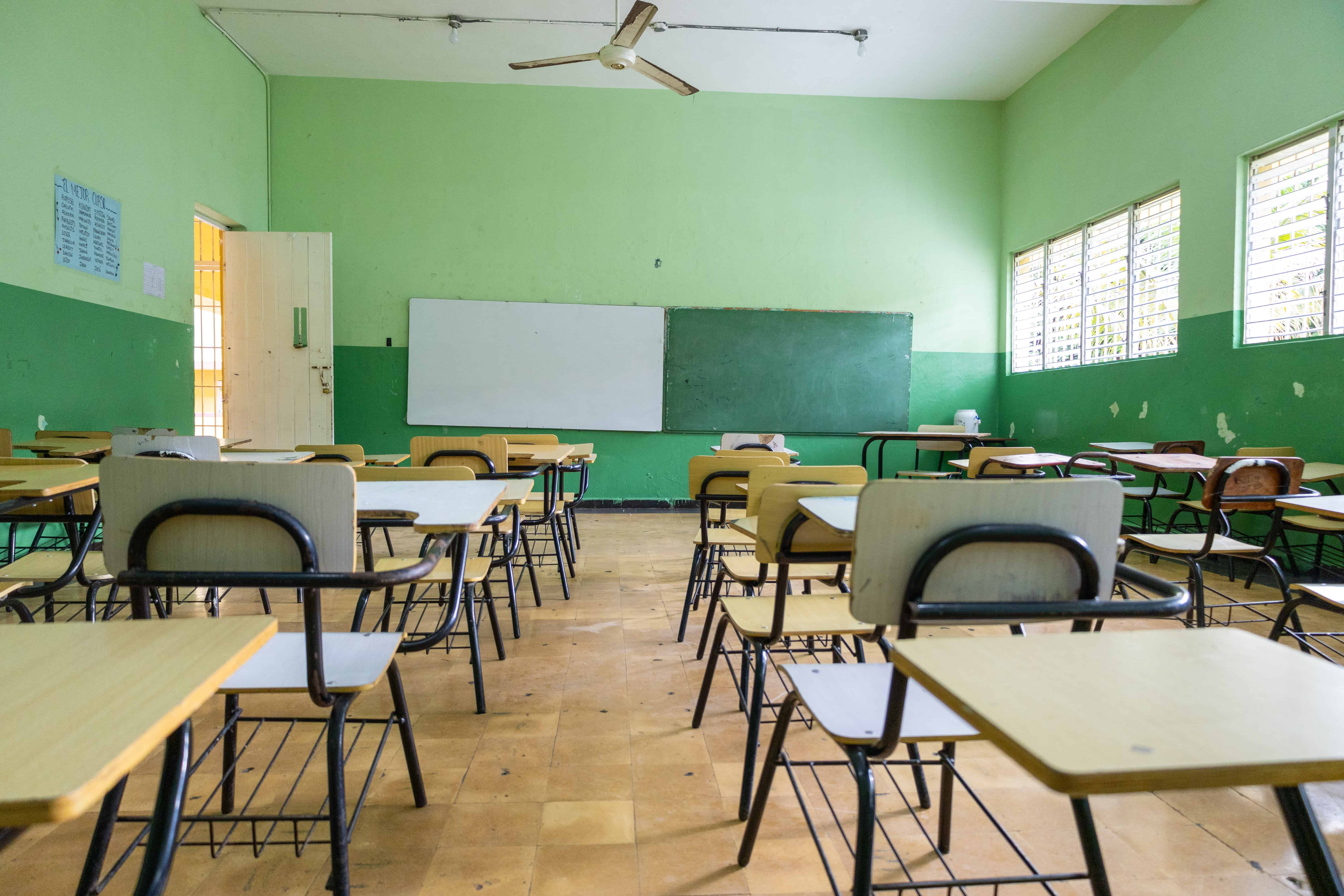 Las aulas permanecieron casi vacías en varios centros educativos del Distrito Nacional.