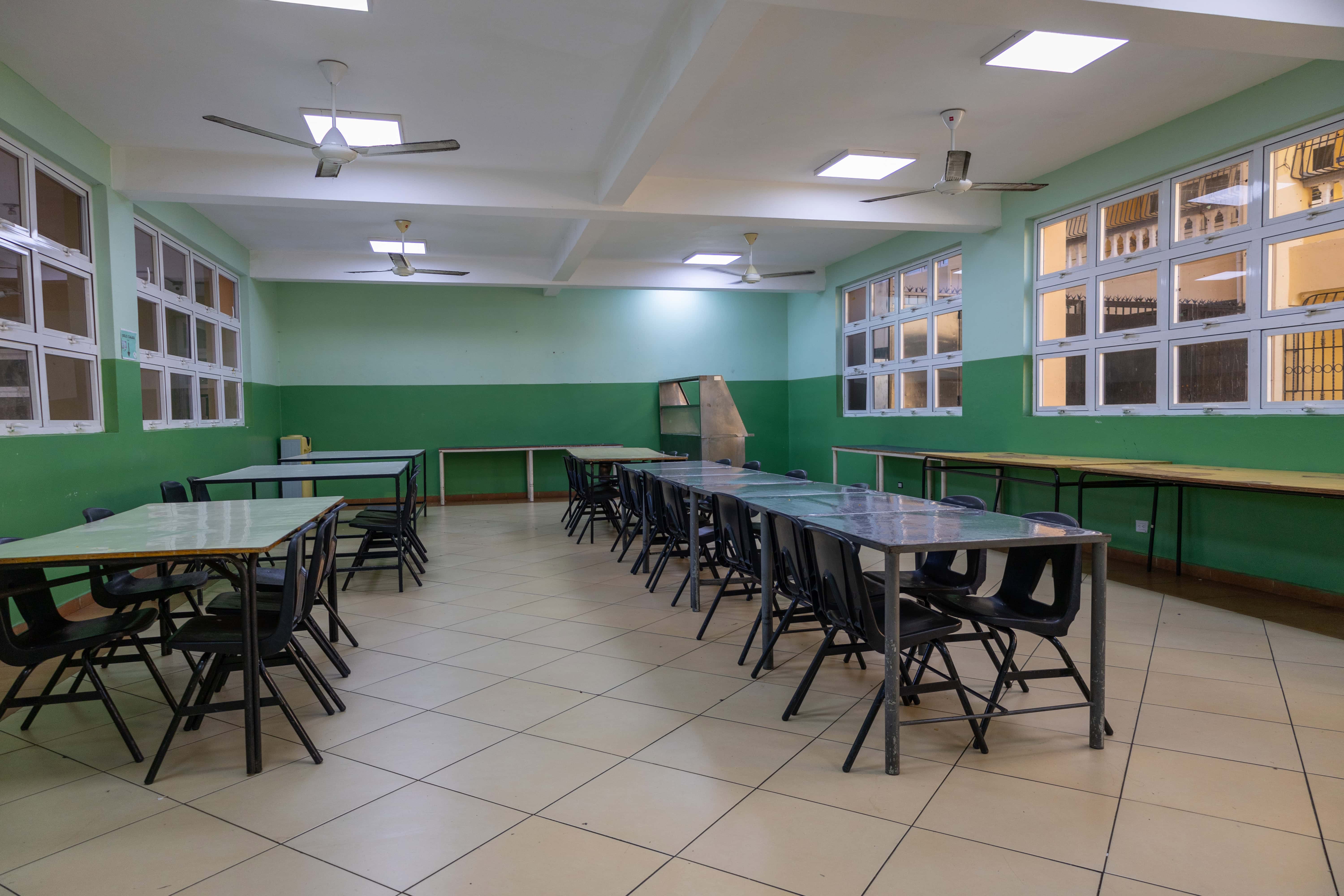 Comedor escolar&nbsp;permaneció vacío debido a la baja asistencia estudiantil.