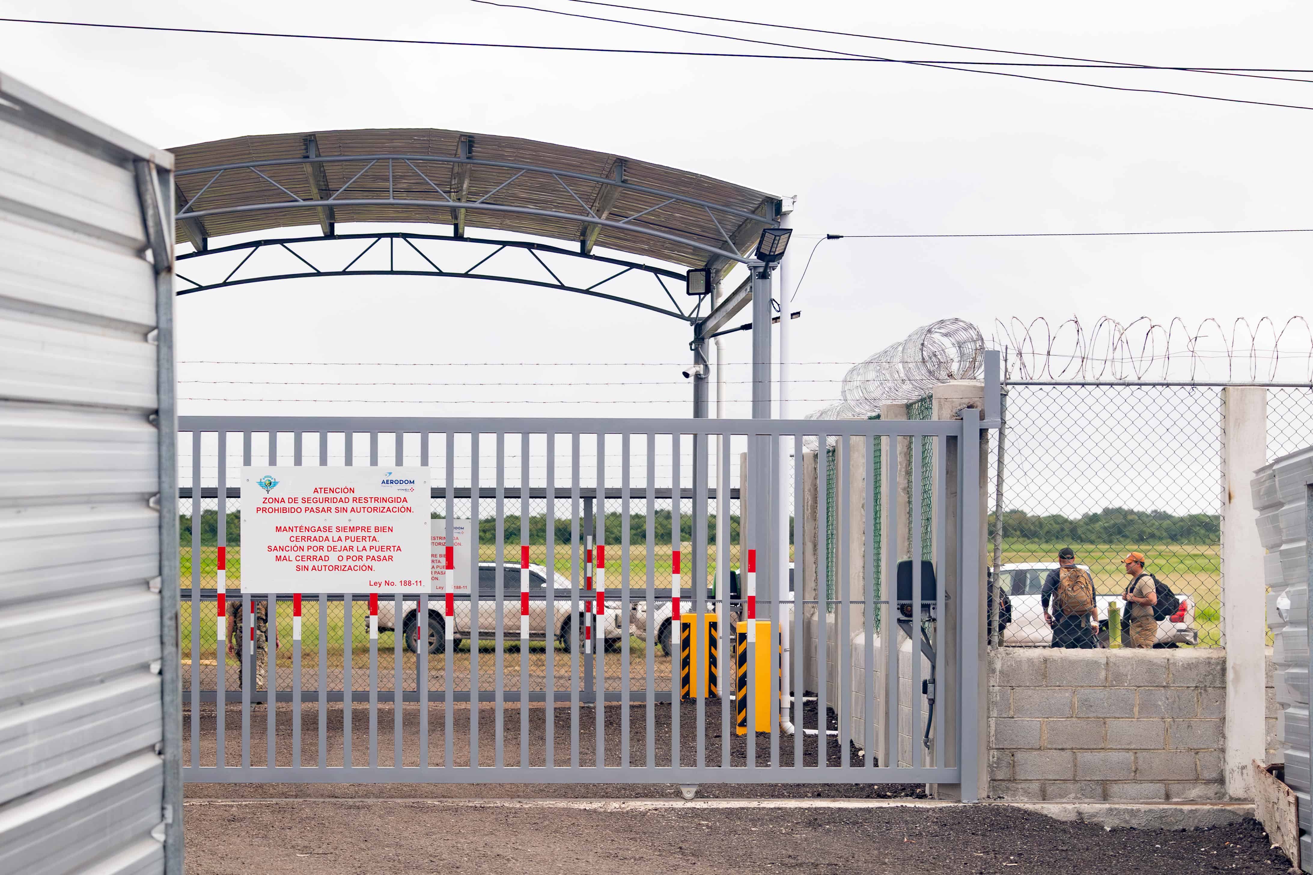 Militares norteamericanos entran y salen de la pista de aterrizaje del AILA. 