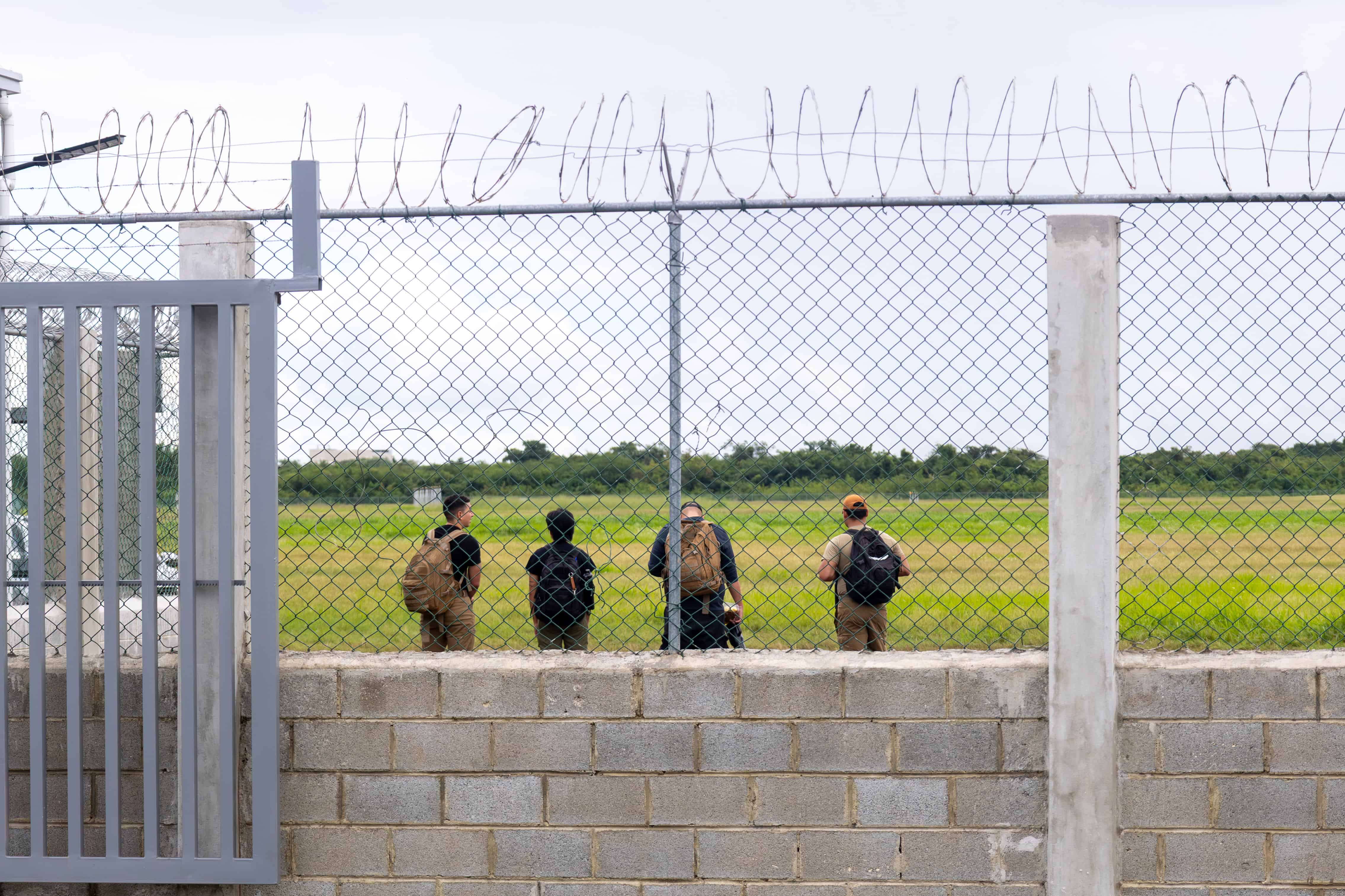 Militares norteamericanos entran y salen de la pista de aterrizaje del AILA. 