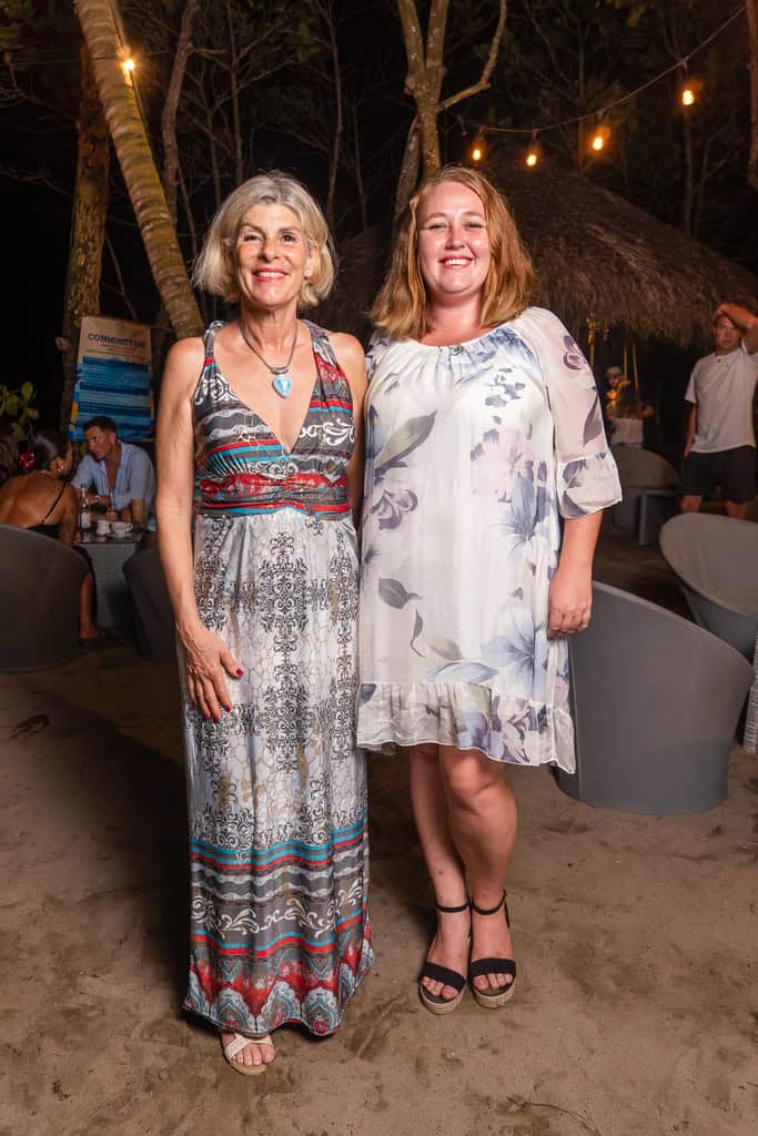 Claudia Schwarz y Laura Medina.