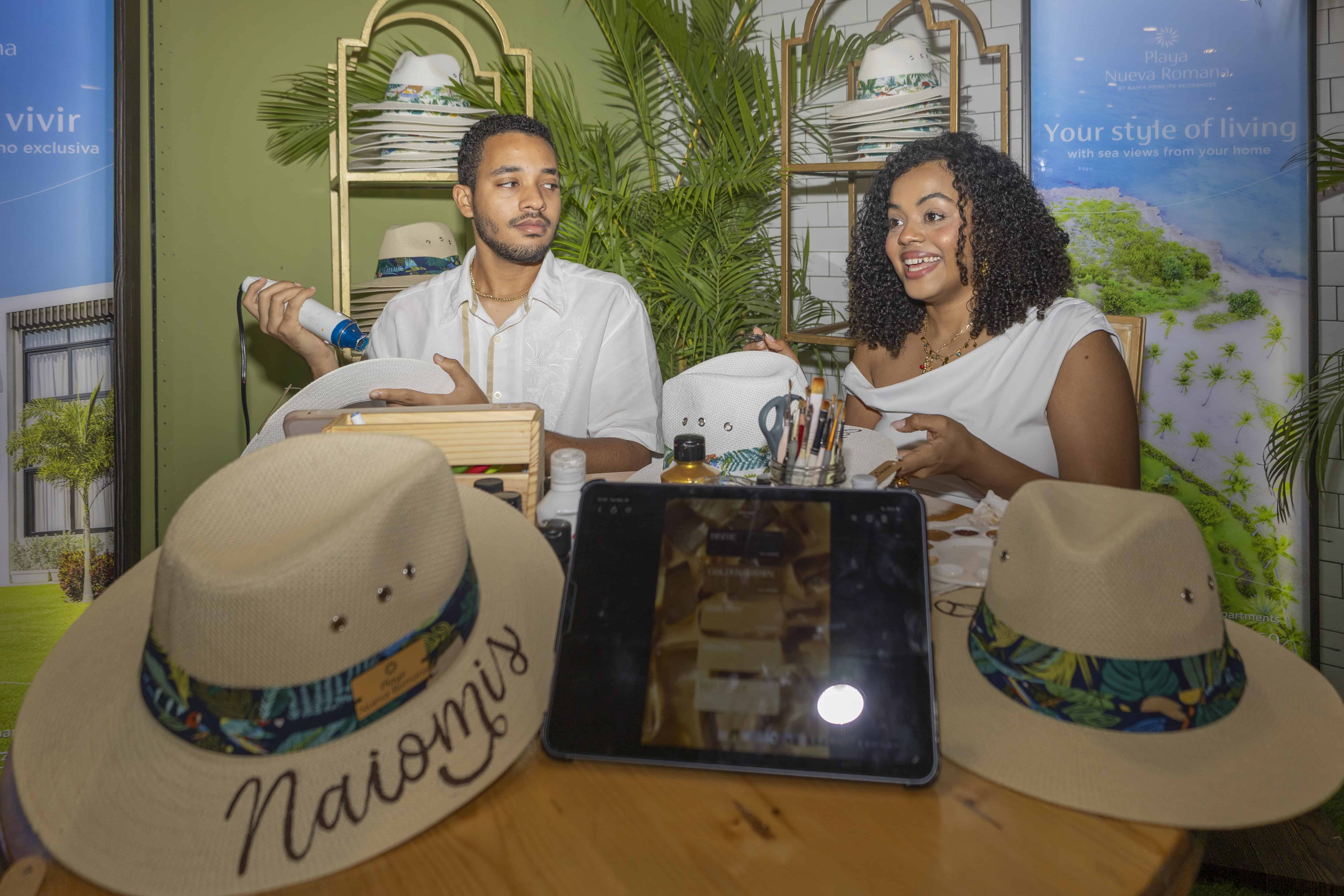 Tony Richardson y Chris Juliette Peguero personalizaron los sombreros.