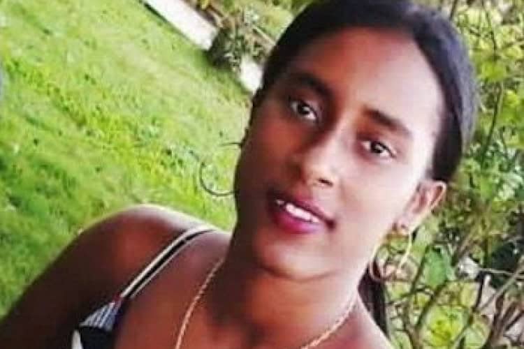 Tenía 24 años. La mató a puñaladas en su lugar de trabajo, una banca de lotería, su pareja, con quien había terminado la relación poco tiempo antes. Procreó <strong>dos hijos </strong>con el feminicida. La ruptura incrementó las agresiones del feminicida contra ella. La asediaba de manera constante. En un audio grabado después del crimen, el feminicida califica a su víctima de «zorra», pese a lo cual insistía en que retomaran la relación. Ocurrió el <strong>8 de noviembre</strong> en la comunidad de Saballo, del municipio Imbert, Puerto Plata.