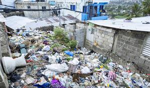 Vertederos ilegales afectan viviendas y una escuela en Los Mina