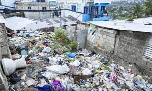 Vertederos ilegales afectan viviendas y una escuela en Los Mina