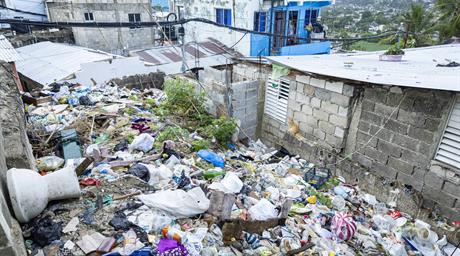 Vertederos ilegales afectan viviendas y una escuela en Los Mina