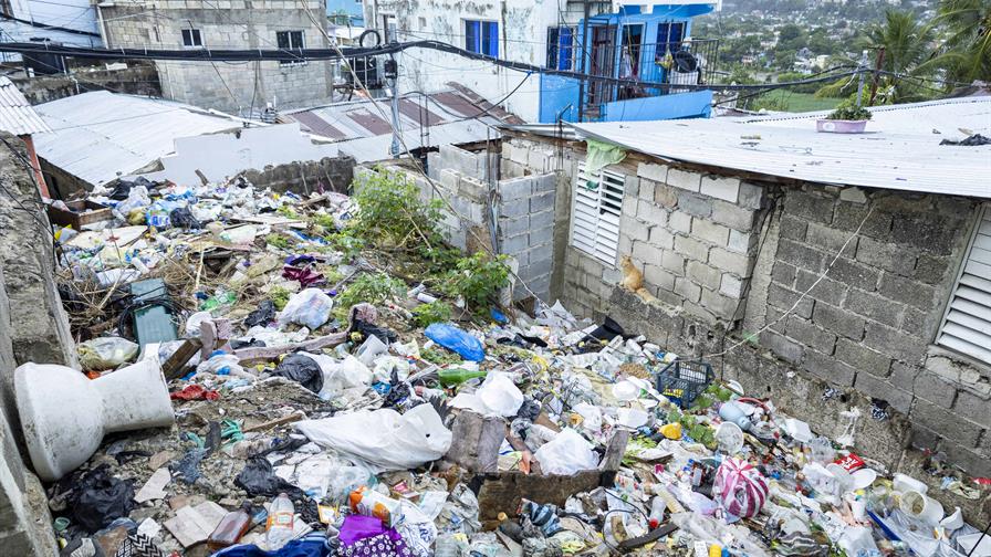 Vertederos ilegales afectan viviendas y una escuela en Los Mina