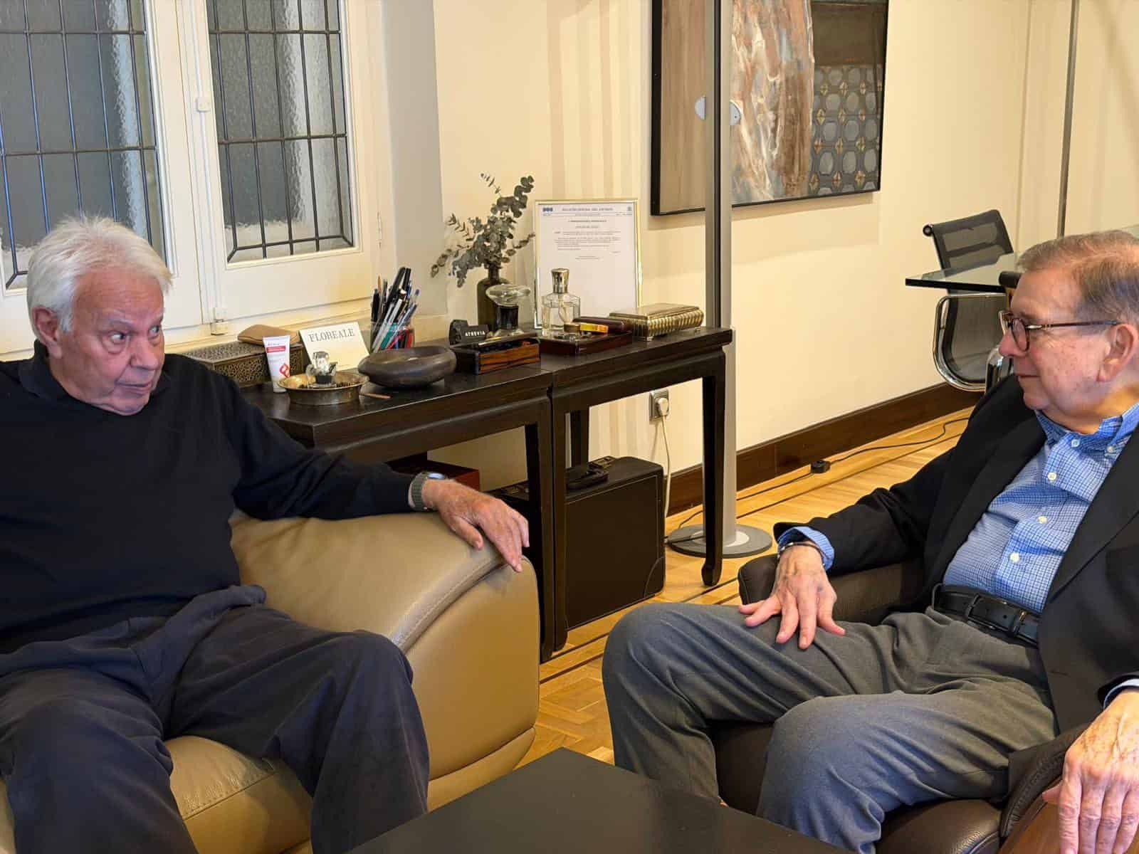 Edmundo Gonz&aacute;lez analiza con Felipe Gonz&aacute;lez la transici&oacute;n democr&aacute;tica en Venezuela