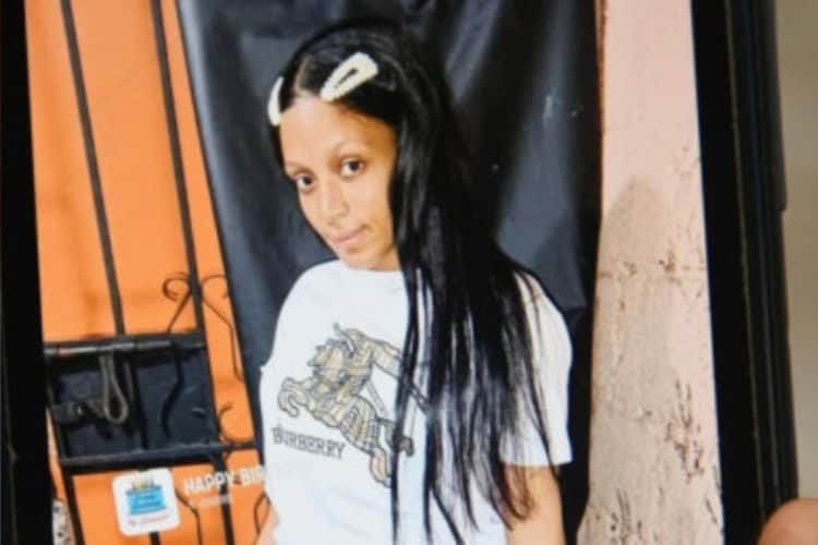 Tenía 21 años. Se ganaba la vida tejiendo trenzas a clientas en su casa. La mató a puñaladas su pareja, con quien inició la relación siendo adolescente. Sus dos pequeños hijos fueron encontrados sobre el cadáver pidiéndole despertar. La joven había pedido al feminicida abandonar la casa por sus agresiones y porque se enteró de que había embarazado a otra mujer. «Ella solo quería vivir tranquila, con sus hijos», dijo una hermana. Ocurrió el <strong>24 de octubre</strong> en el barro Guachupita, Distrito Nacional.