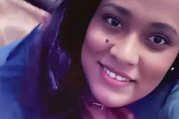 Tenía 35 años. Era enfermera de profesión. Tenía<strong> tres hijas</strong>. La mató de seis disparos su pareja, un suboficial de la Armada, en la casa que compartían.  El feminicida se suicidó. Una hermana de la víctima relata que tenía planeado ir a visitar a su madre en Las Matas de Farfán el mismo día en que le fue arrebatada la vida. Ocurrió <strong>1 de agosto </strong>en el callejón de Los Platanitos, sector Los Ríos, en el Distrito Nacional.