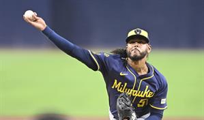 Milwaukee podr&iacute;a incluir a Freddy Peralta en posible cambio durante 2026