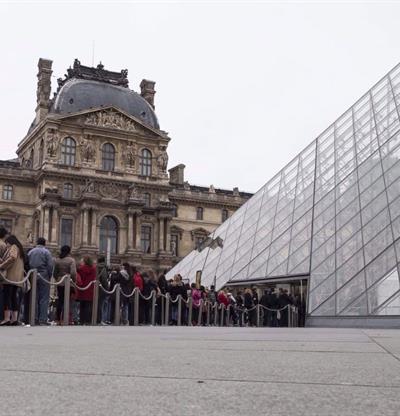 El Louvre tuvo 9 millones de visitas en 2025 e inicia 2026 con apertura parcial por paros