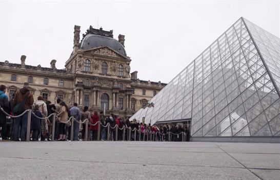 El Louvre tuvo 9 millones de visitas en 2025 e inicia 2026 con apertura parcial por paros