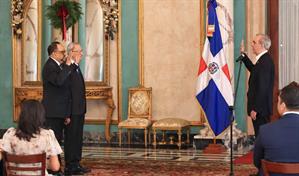 El presidente Abinader juramenta a Subero Isa y a Antoliano Peralta