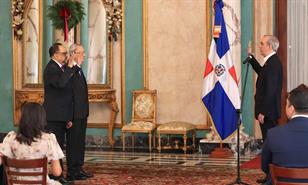 El presidente Abinader juramenta a Subero Isa y a Antoliano Peralta