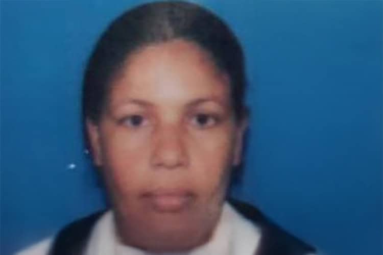 Tenía 41 años. La mató a golpes con una pata de cabra mientras dormía el hombre con el que procreó <strong>cuatro hijos</strong>. El feminicida se suicidó. Como siempre sucede, los vecinos consultados por los periodistas afirmaron que la pareja «se llevaba bien» y que, apenas la noche antes del feminicidio, habían compartido en un ambiente festivo. Ocurrió el<strong> 3 de agosto</strong>  en el sector Villa Esperanza, del distrito municipal Verón-Punta Cana, provincia La Altagracia.