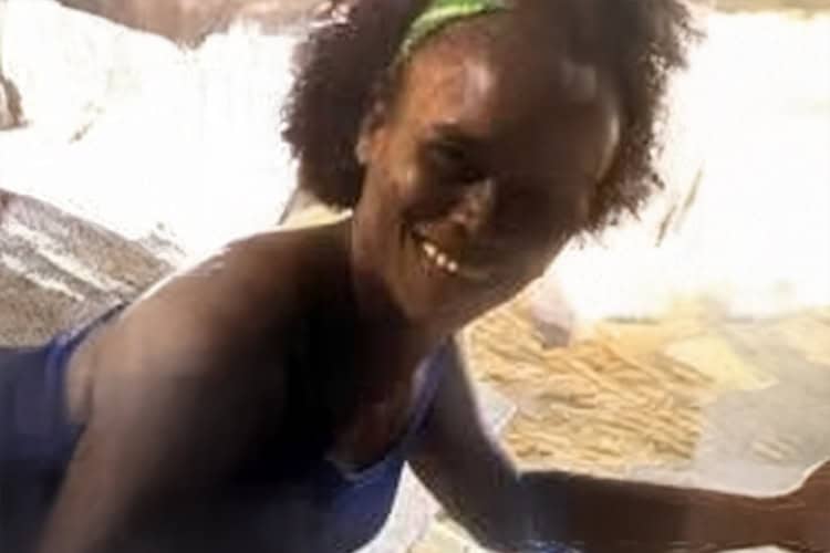 Tenía 50 años. Falleció un día después de ser atacada a puñaladas por su expareja, de quien se había separado cuatro meses atrás. Quienes la conocieron afirman que, pese a ser una persona reservada, eran sabidas las agresiones físicas que recibía del feminicida. Tras percatarse del apuñalamiento de la mujer, la comunidad agredió al hombre en un intento de linchamiento. Ocurrió el <strong>30 de agosto </strong>en el sector Vista al Valle, en San Francisco de Macorís.