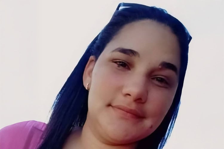 Tenía 27 años y<strong> tres hijos</strong>.  La mató de cinco puñaladas su pareja, con quien llevaba cinco años de convivencia. El feminicida dejó el cuerpo desangrándose en la casa compartida. Más tarde confesaría el feminicidio a familiares, quienes lo denunciaron a la Policía. Ocurrió el <strong>26 de noviembre</strong> en Mata del Jobo, San Ignacio de Sabaneta, Santiago Rodríguez.