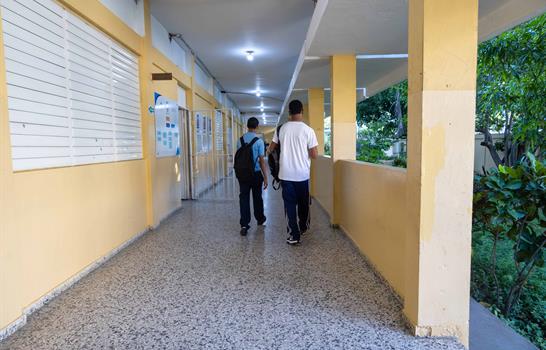 Baja asistencia estudiantil marca reinicio de clases en Santo Domingo